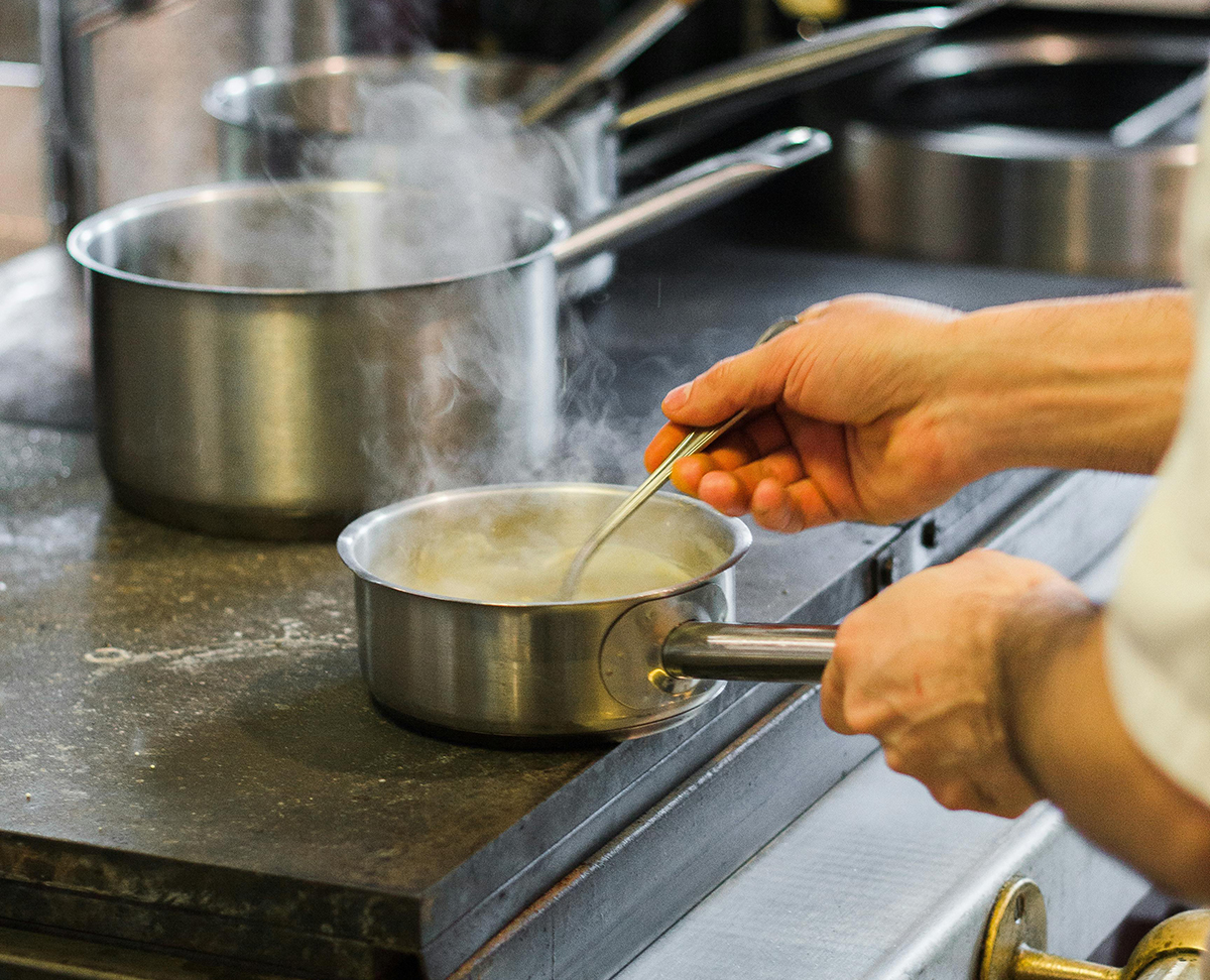 Työskentelyä ravintolassa.