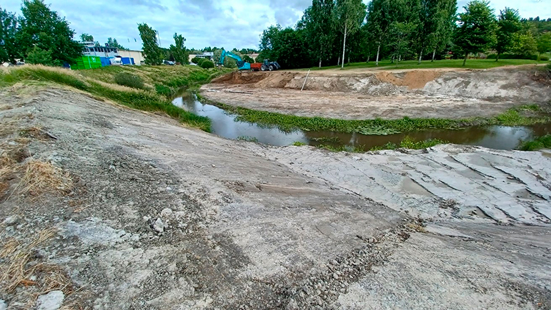 Tulvatasanteen kaivuuta Perniönjoella