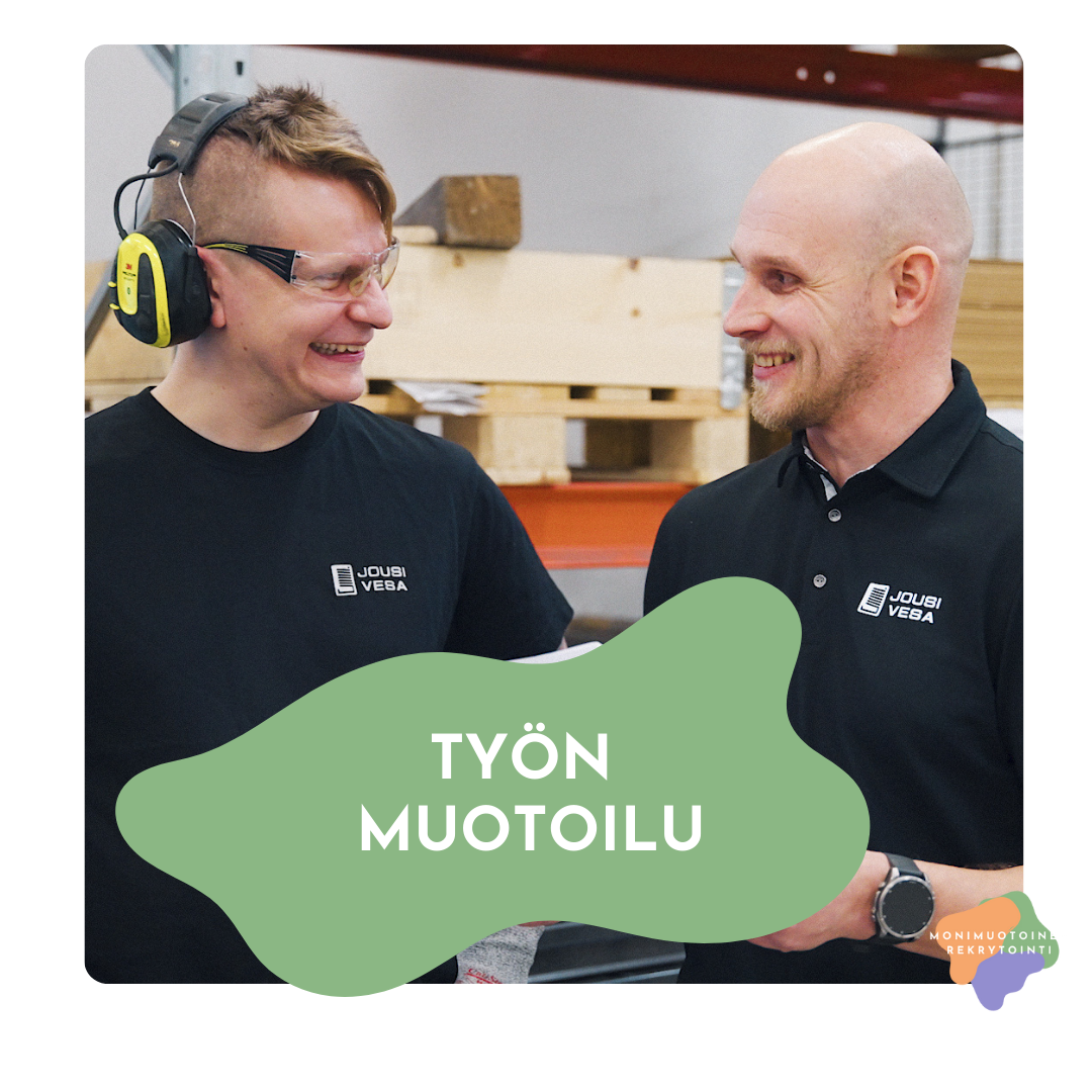 Kuvassa kaksi työntekijää työvaatteissa katsomassa toisiaan. Toisella kuulosuojaimet ja suojalasit. Molemmat hymyilevät. Etualalla vihreän muodon päällä teksti: työn muotoilu. Oikealla alhaalla hankkeen logo.