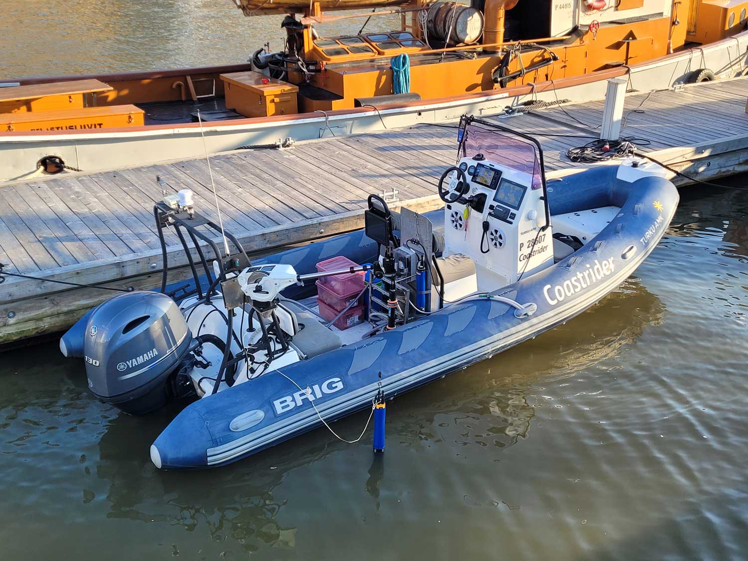 Coastrider-vene mittauskalustoineen Aurajoessa.