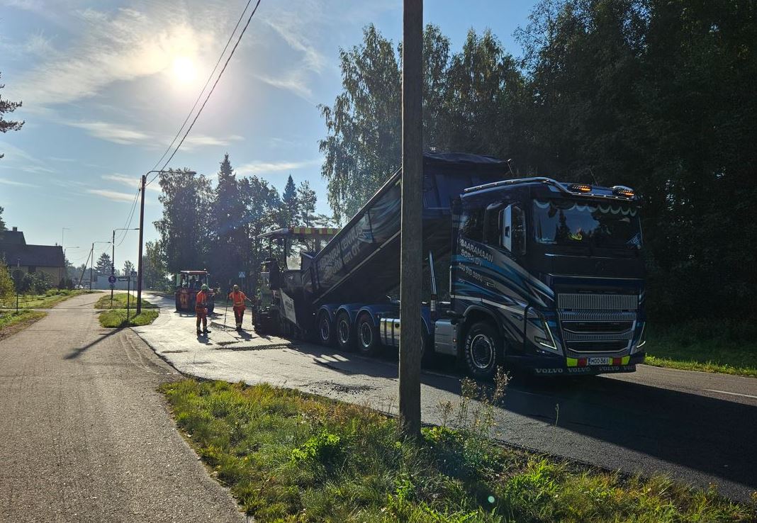 Päällystystyöt menossa tien päällä. 