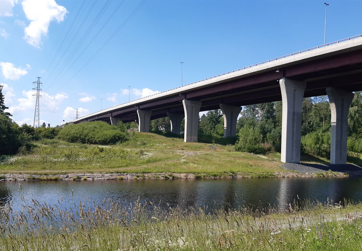 Kuva vesistön ylittävästä sillasta. 